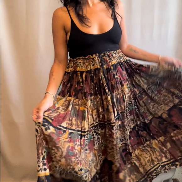 Vintage cotton maxi skirt in ethnic print with very wide drawstring waist tie - Picture 2 of 8